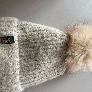 Stylish Cream Knit Beanie with Pom-Pom